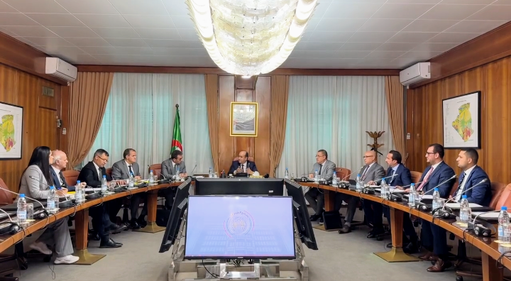 الوزير الأول بالنيابة سيفي غريب يترأس اجتماعا لتنظيم معارض الأدوات المدرسية