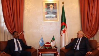 وزير الفلاحة يوسف شرفة خلال لقائه وزير الخارجية الصومالي في مقر الوزارة