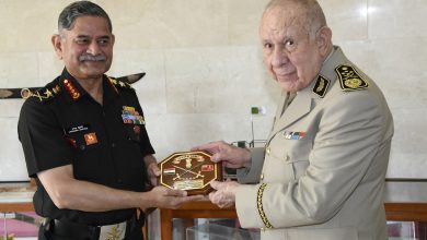 الفريق أول السعيد شنقريحة يستقبل رئيس أركان القوات البرية الهندية بالجزائر