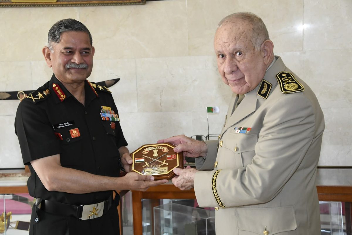 الفريق أول السعيد شنقريحة يستقبل رئيس أركان القوات البرية الهندية بالجزائر