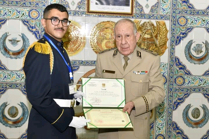 الفريق أول السعيد شنقريحة خلال تكريم أشبال الأمة المتفوقين في وزارة الدفاع