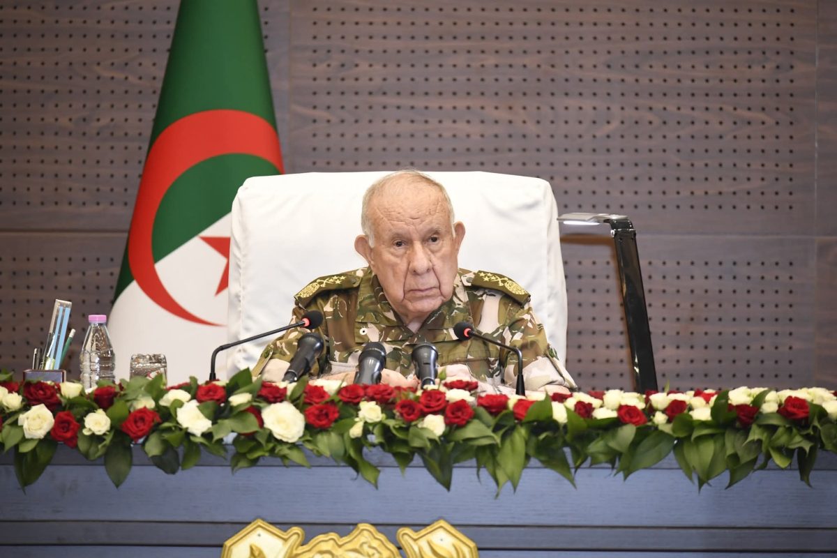 الفريق أول السعيد شنقريحة خلال كلمته حول التهديدات الجوية الحديثة