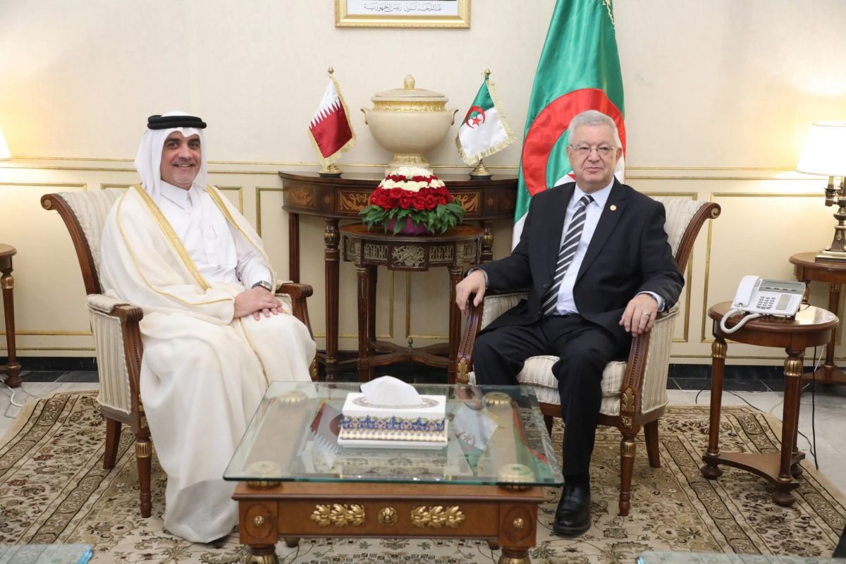 عزوز ناصري في لقاء رسمي مع سفير دولة قطر عبد العزيز علي النعمة بمقر مجلس الأمة