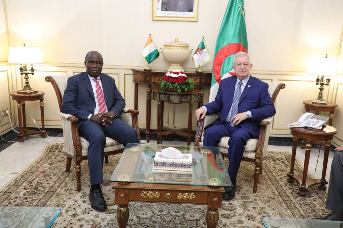 عزوز ناصري يستقبل سفير كوت ديفوار ألفونس فوه ساهي بمقر مجلس الأمة في الجزائر