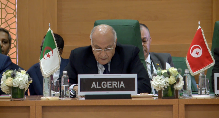 وزير الخارجية أحمد عطاف يلقي كلمته في جدة خلال اجتماع منظمة التعاون الإسلامي