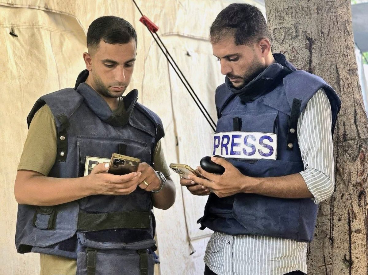 أنس الشريف ومحمد قريقع، مراسلي قناة الجزيرة في مدينة غزة