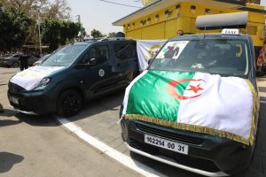 تسليم سيارتين من نوع فيات دوبلو لفائدة سائقي سيارات الاجرة في ولاية معسكر في إطار الاتفاقية المبرمة بين وزارة النقل وشركة فيات الجزائر، والتي تنص على تخصيص 50 سيارة شهريًا لفائدة سائقي سيارات الأجرة، ضمن برنامج دعم مهنيي القطاع وتجديد أسطول النقل الحضري