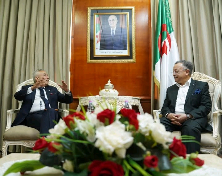 وزير التعليم العالي كمال بداري والعالم الجزائري كريم زغيب خلال اجتماع حول البحث في الطاقات الجديدة