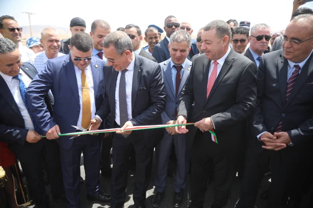 وزير الأشغال العمومية لخضر رخروخ خلال تدشين مقطع الطريق السيار الرابط بين سيق ومعسكر