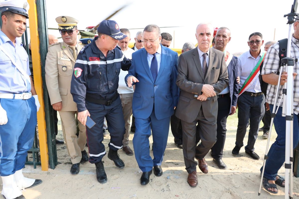 وزير الداخلية إبراهيم مراد خلال زيارته إلى تبسة بعد الهزة الأرضية