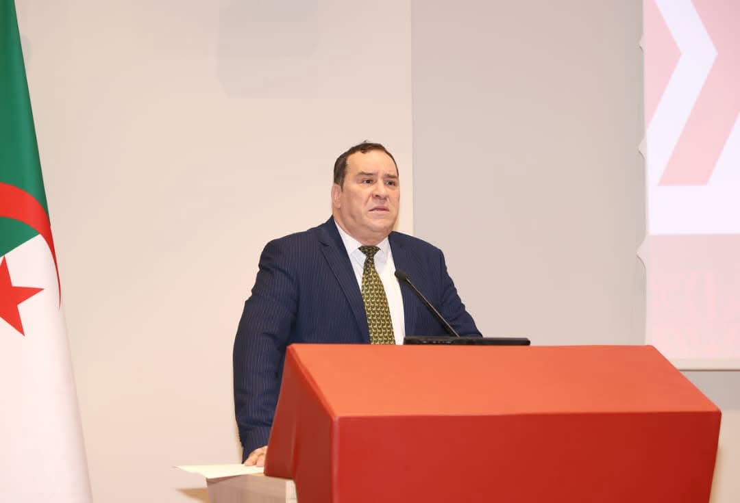 وزير الاتصال محمد مزيان يلقي كلمته خلال اليوم الإعلامي حول معرض التجارة البينية الإفريقية 2025