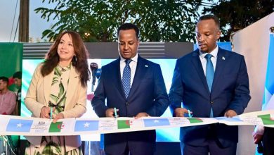 كاتبة الدولة سلمة بختة منصوري ووزير خارجية الصومال خلال تدشين المقر الجديد للسفارة في الجزائر