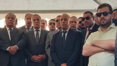 الوزير الأول نذير العرباوي خلال مراسم تشييع ضحايا حادث حافلة وادي الحراش بمقبرة العالية