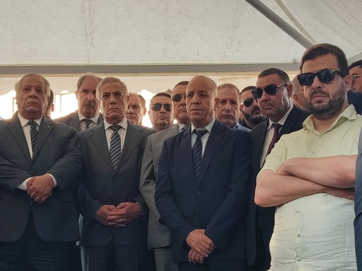 الوزير الأول نذير العرباوي خلال مراسم تشييع ضحايا حادث حافلة وادي الحراش بمقبرة العالية