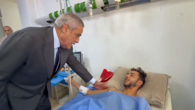 الوزير الأول نذير العرباوي يزور جرحى حادث وادي الحراش بمستشفى سليم زميرلي