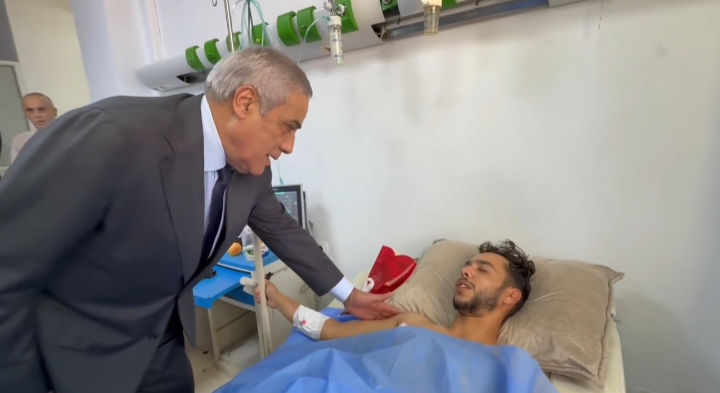 الوزير الأول نذير العرباوي يزور جرحى حادث وادي الحراش بمستشفى سليم زميرلي