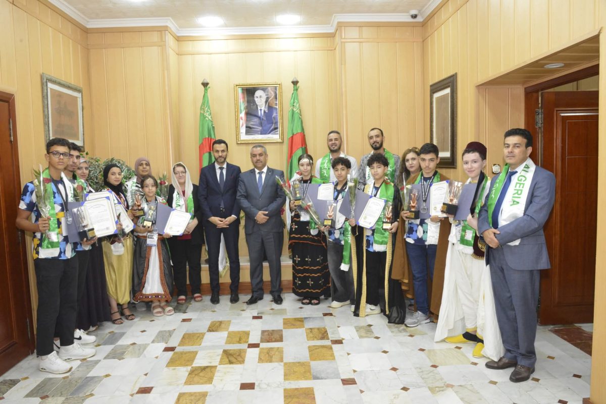 سعداوي وواضح يكرمان الفريق الجزائري الفائز بثلاث ميداليات عالمية في مسابقة الروبوت والذكاء الاصطناعي بكوريا الجنوبية