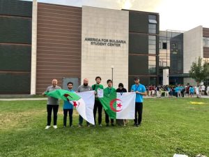 الطلبة الجزائريون خلال تتويجهم في المسابقة العالمية للرياضيات ببلغاريا