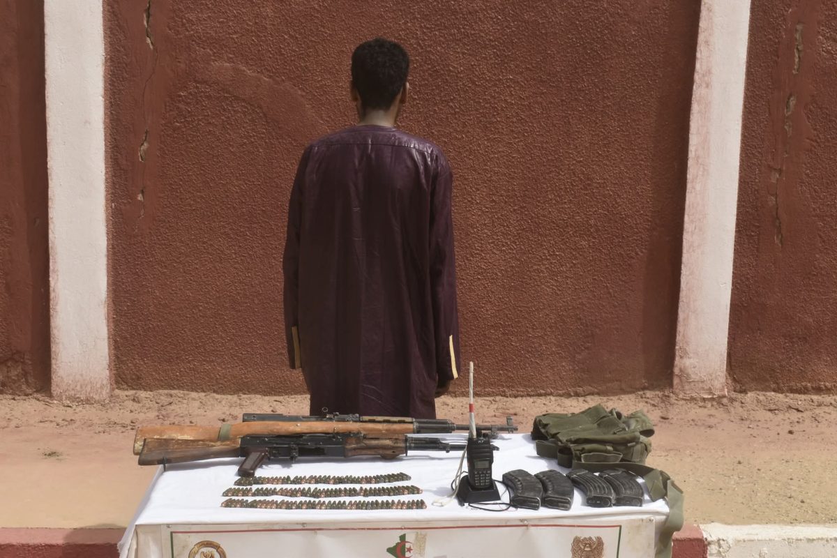 وزارة الدفاع الوطني: إرهابي يسلم نفسه وتوقيف 3 عناصر دعم