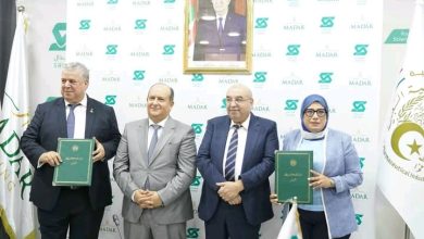 وزيرا الصناعة والصناعة الصيدلانية خلال توقيع اتفاق لإنشاء مصحة للعلاج بالخلايا الجذعية في سيدي عبد الله