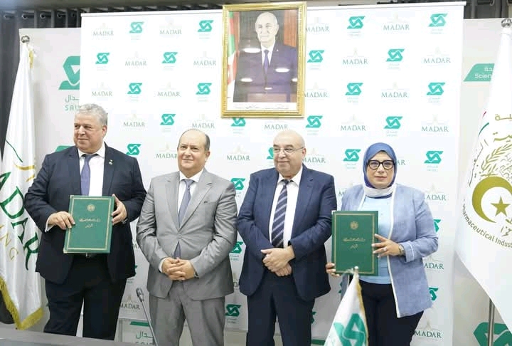 وزيرا الصناعة والصناعة الصيدلانية خلال توقيع اتفاق لإنشاء مصحة للعلاج بالخلايا الجذعية في سيدي عبد الله