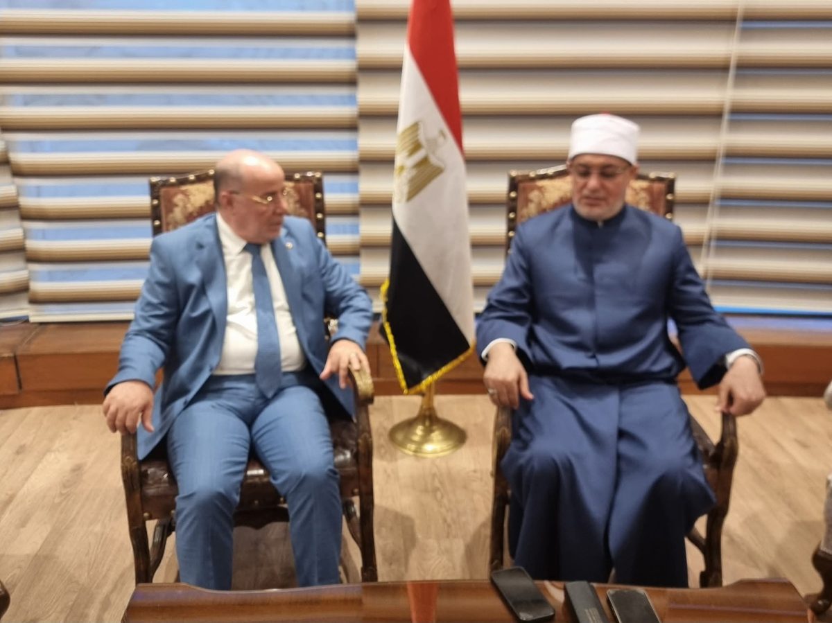 يوسف بلمهدي لدى وصوله مطار القاهرة للمشاركة في المؤتمر العالمي العاشر للإفتاء