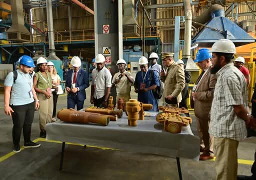 وفد إفريقي خلال زيارة مصانع الصناعات الميكانيكية بالجزائر العاصمة