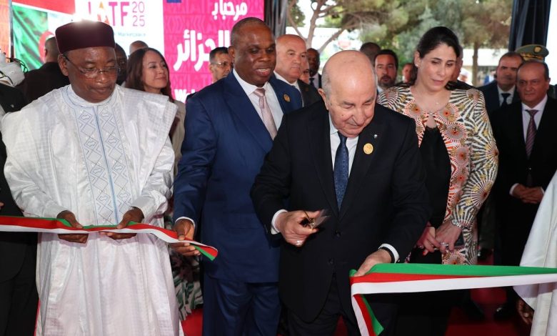 الرئيس عبد المجيد تبون خلال افتتاح معرض التجارة البينية الإفريقية 2025 بقصر المعارض بالصنوبر البحري