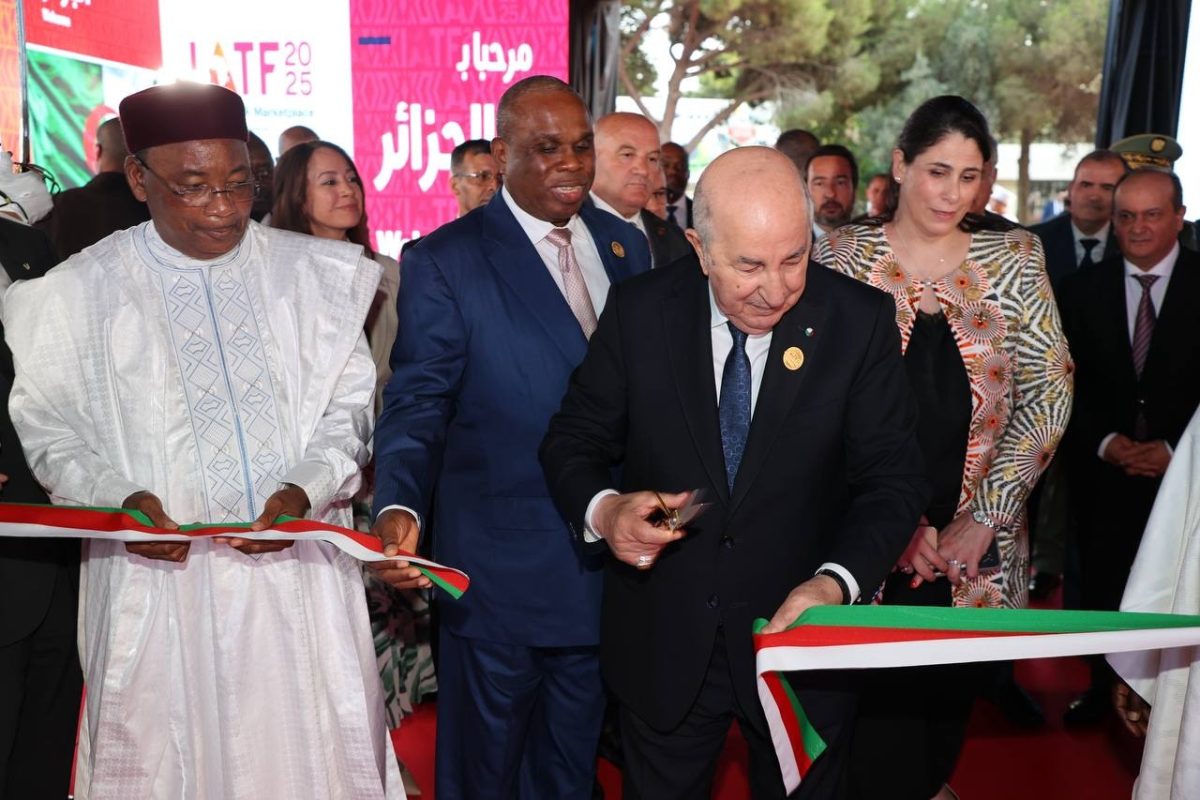 الرئيس عبد المجيد تبون خلال افتتاح معرض التجارة البينية الإفريقية 2025 بقصر المعارض بالصنوبر البحري