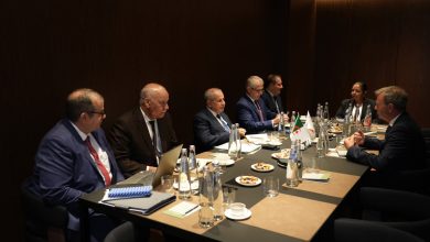 الرئيس المدير العام لسوناطراك رشيد حشيشي خلال اجتماعاته مع شركات الطاقة في معرض غازتك 2025 بميلانو