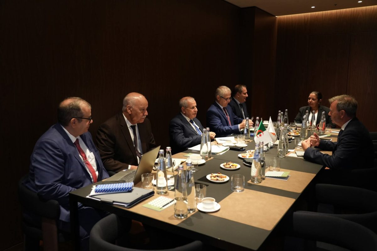 الرئيس المدير العام لسوناطراك رشيد حشيشي خلال اجتماعاته مع شركات الطاقة في معرض غازتك 2025 بميلانو
