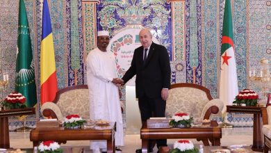 الرئيس تبون ورئيس تشاد خلال المحادثات في مطار هواري بومدين