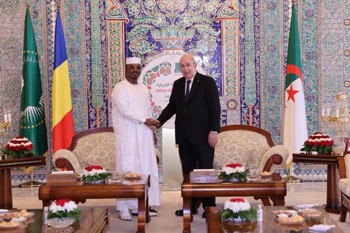 الرئيس تبون ورئيس تشاد خلال المحادثات في مطار هواري بومدين