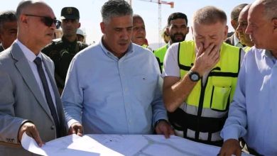 وزير السكن طارق بلعريبي يتفقد أشغال المركب الرياضي في بشار