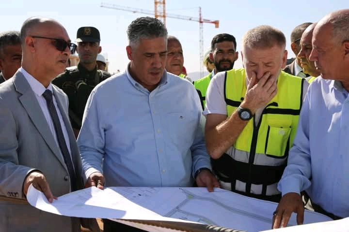 وزير السكن طارق بلعريبي يتفقد أشغال المركب الرياضي في بشار