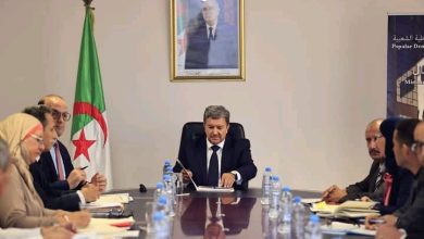 وزير الاتصال زهير بوعمامة خلال اجتماع مع إطارات الوزارة