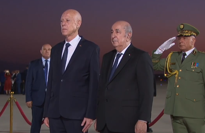 الرئيس عبد المجيد تبون يستقبل الرئيس التونسي قيس سعيد بمطار الجزائر الدولي