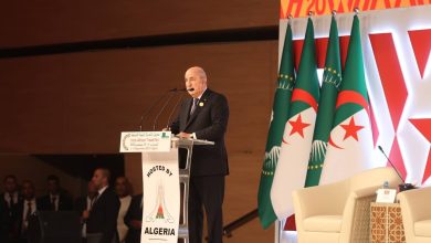 الرئيس عبد المجيد تبون خلال وصوله إلى المركز الدولي للمؤتمرات للإشراف على افتتاح معرض التجارة البينية الإفريقية 2025