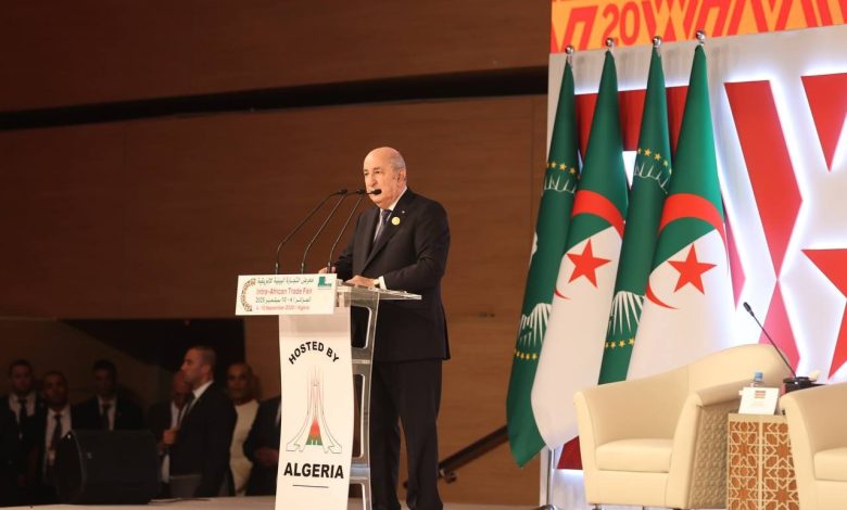 الرئيس عبد المجيد تبون خلال وصوله إلى المركز الدولي للمؤتمرات للإشراف على افتتاح معرض التجارة البينية الإفريقية 2025