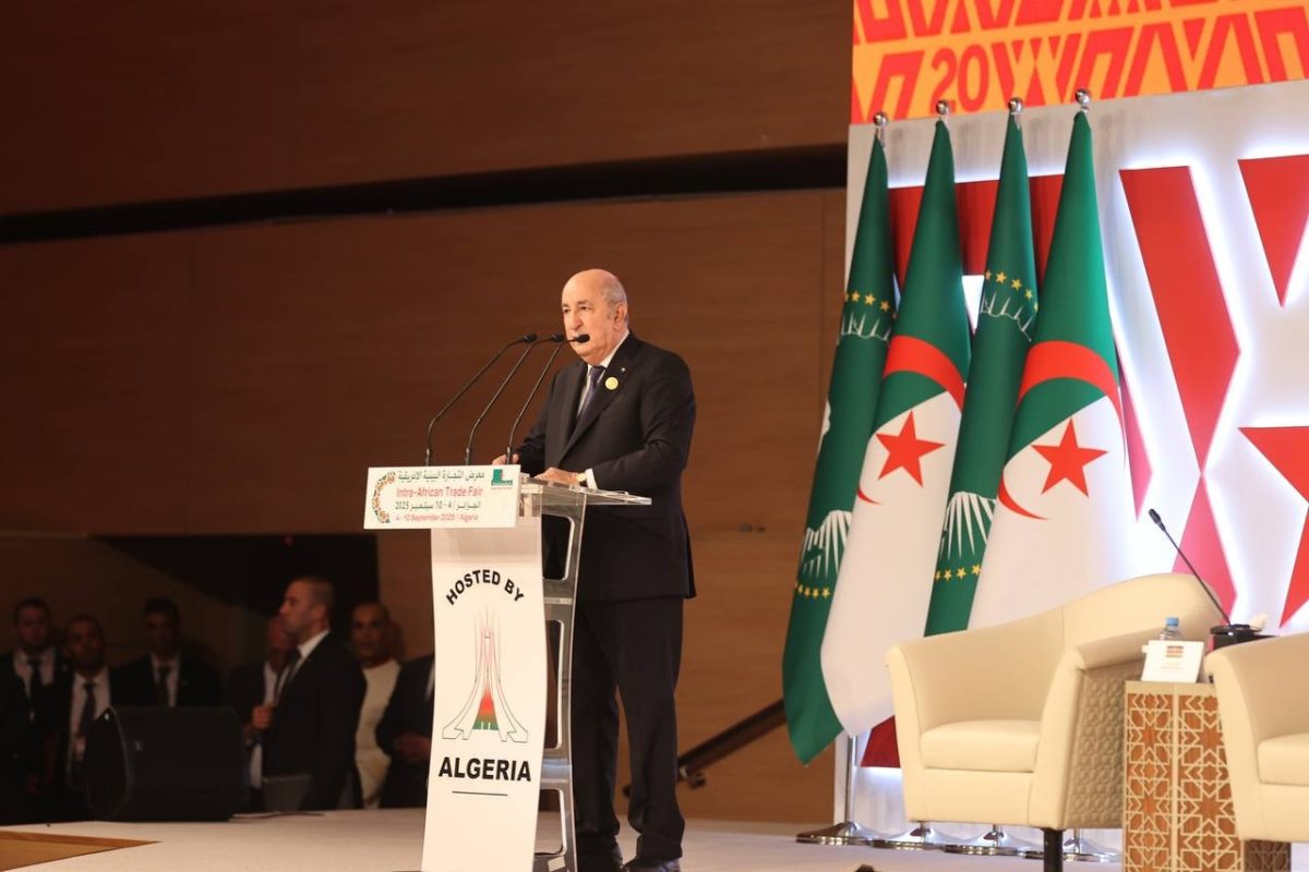 الرئيس عبد المجيد تبون خلال وصوله إلى المركز الدولي للمؤتمرات للإشراف على افتتاح معرض التجارة البينية الإفريقية 2025