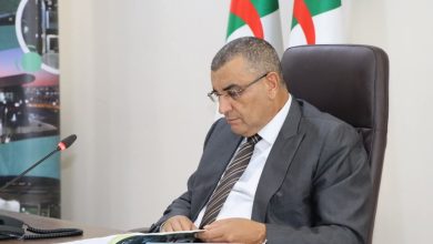 وزير الأشغال العمومية عبد القادر جلاوي خلال لقاء حول مشاريع الموانئ والسكك الحديدية