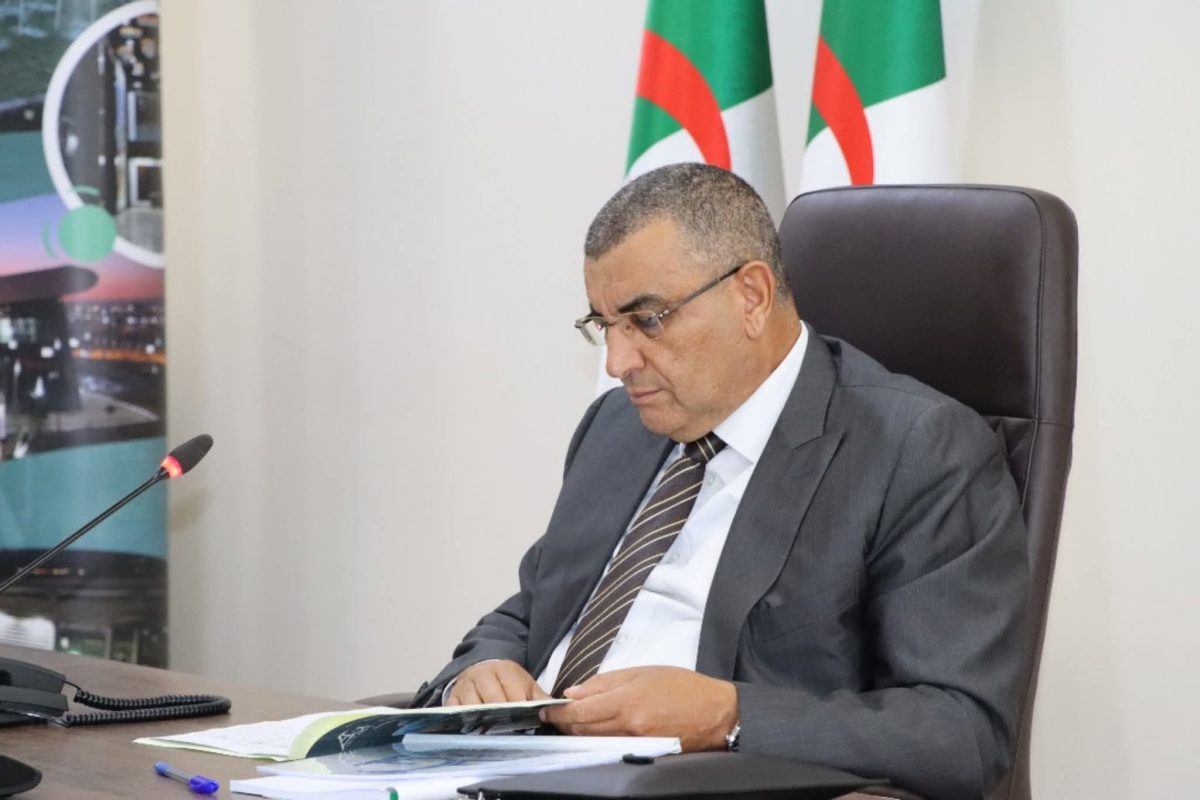 وزير الأشغال العمومية عبد القادر جلاوي خلال لقاء حول مشاريع الموانئ والسكك الحديدية