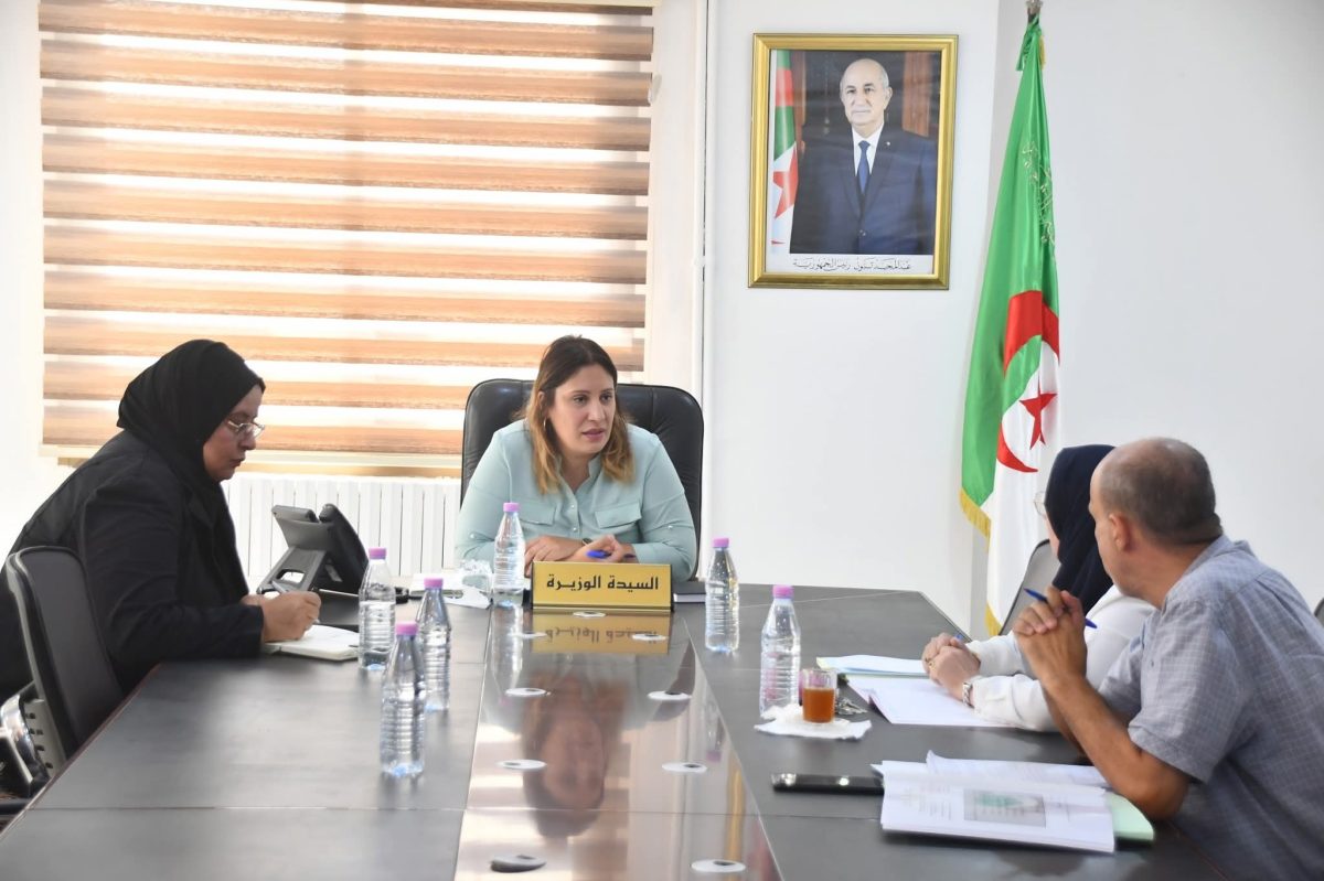وزيرة البيئة نجيبة جيلالي خلال اجتماع عمل حول التحضيرات للدخول الاجتماعي