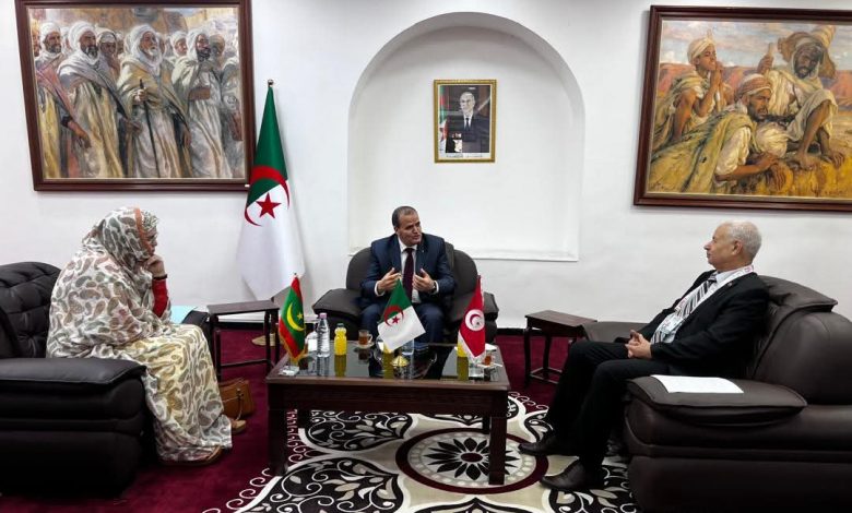 وزير التجارة كمال رزيق خلال لقائه مع وزيري تونس وموريتانيا في معرض IATF 2025