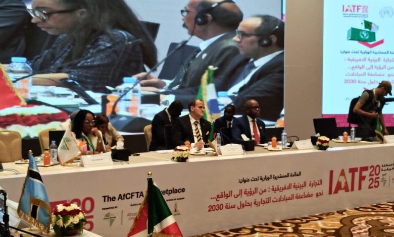 وزير التجارة الخارجية كمال رزيق خلال افتتاح المائدة المستديرة الوزارية في IATF 2025 بالجزائر