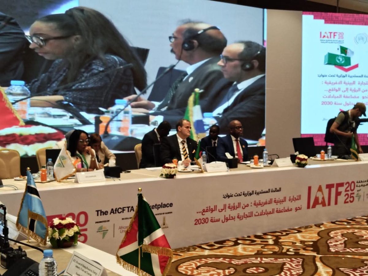 وزير التجارة الخارجية كمال رزيق خلال افتتاح المائدة المستديرة الوزارية في IATF 2025 بالجزائر
