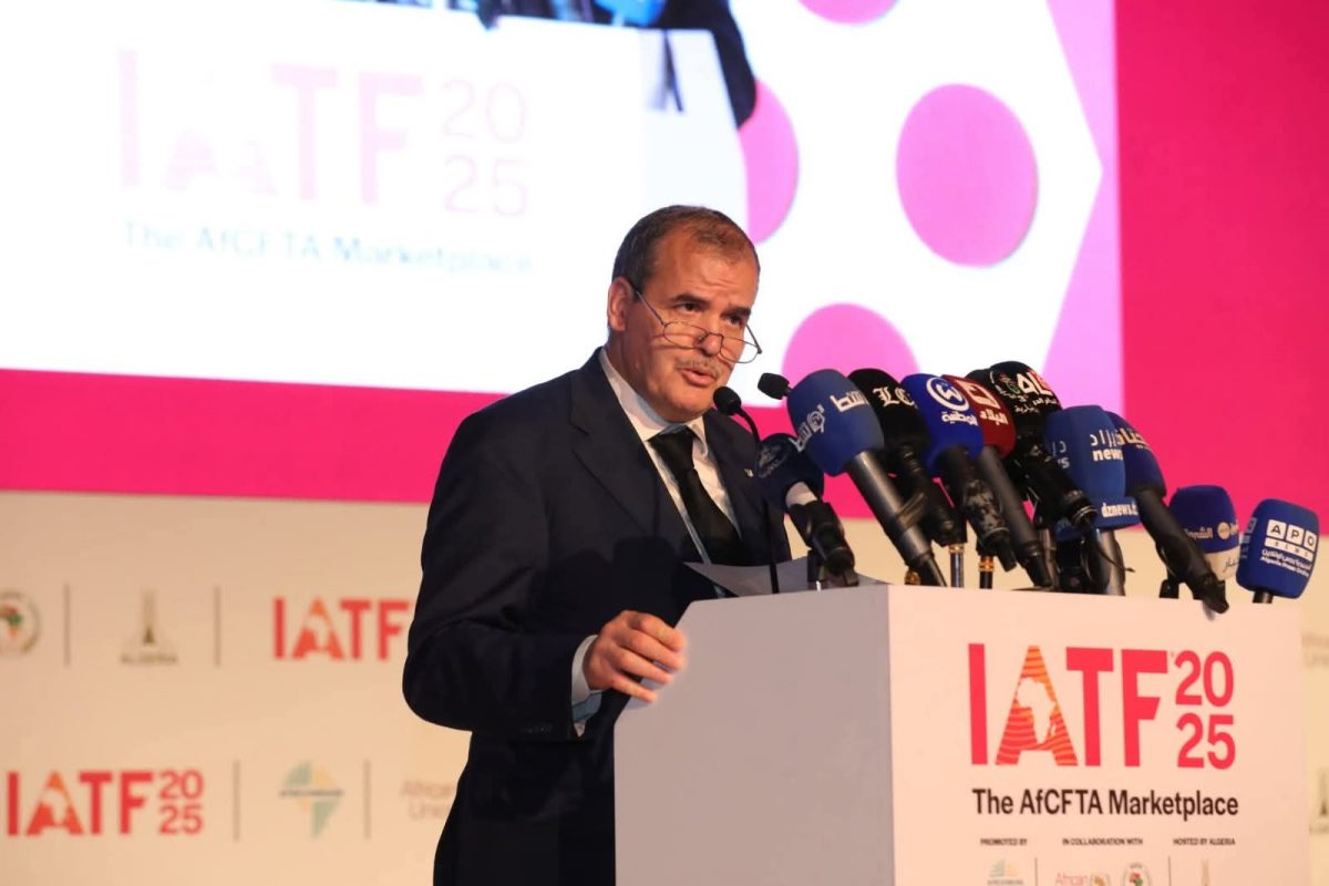 وزير التجارة الخارجية كمال رزيق خلال افتتاح الورشة الرابعة في IATF 2025