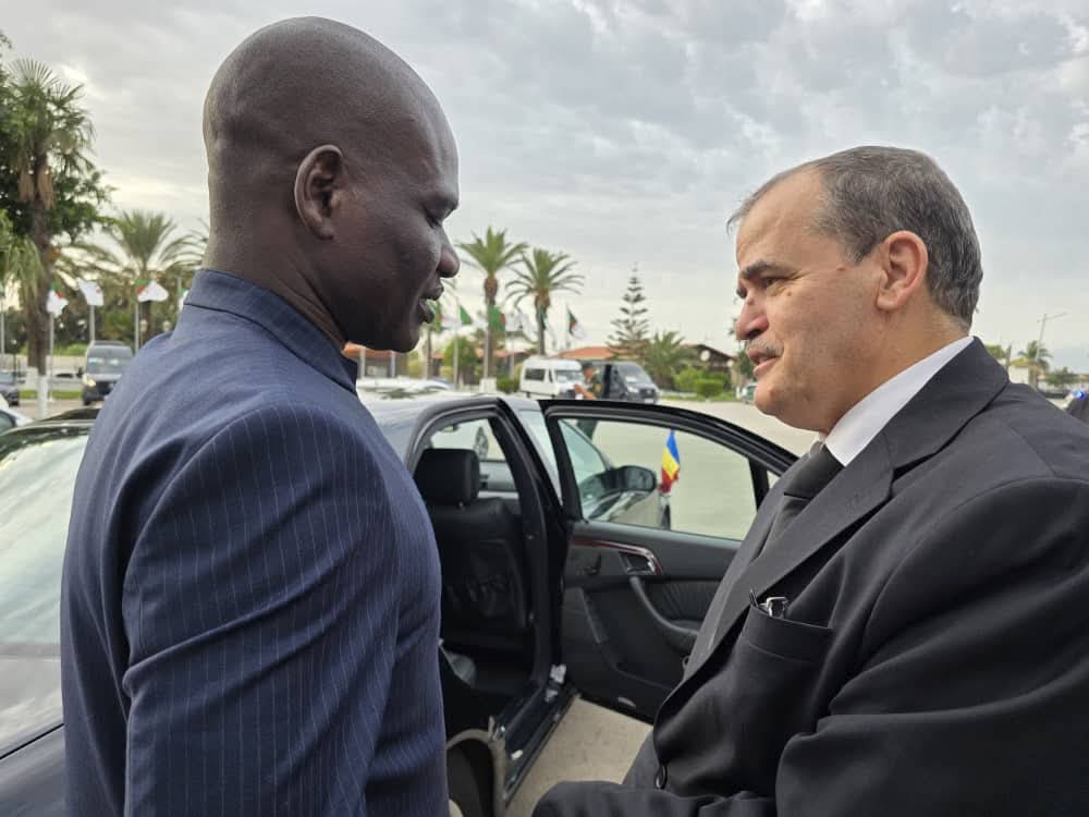 وزير التجارة كمال رزيق خلال استقباله وزير التجارة والصناعة التشادي بمطار هواري بومدين الدولي