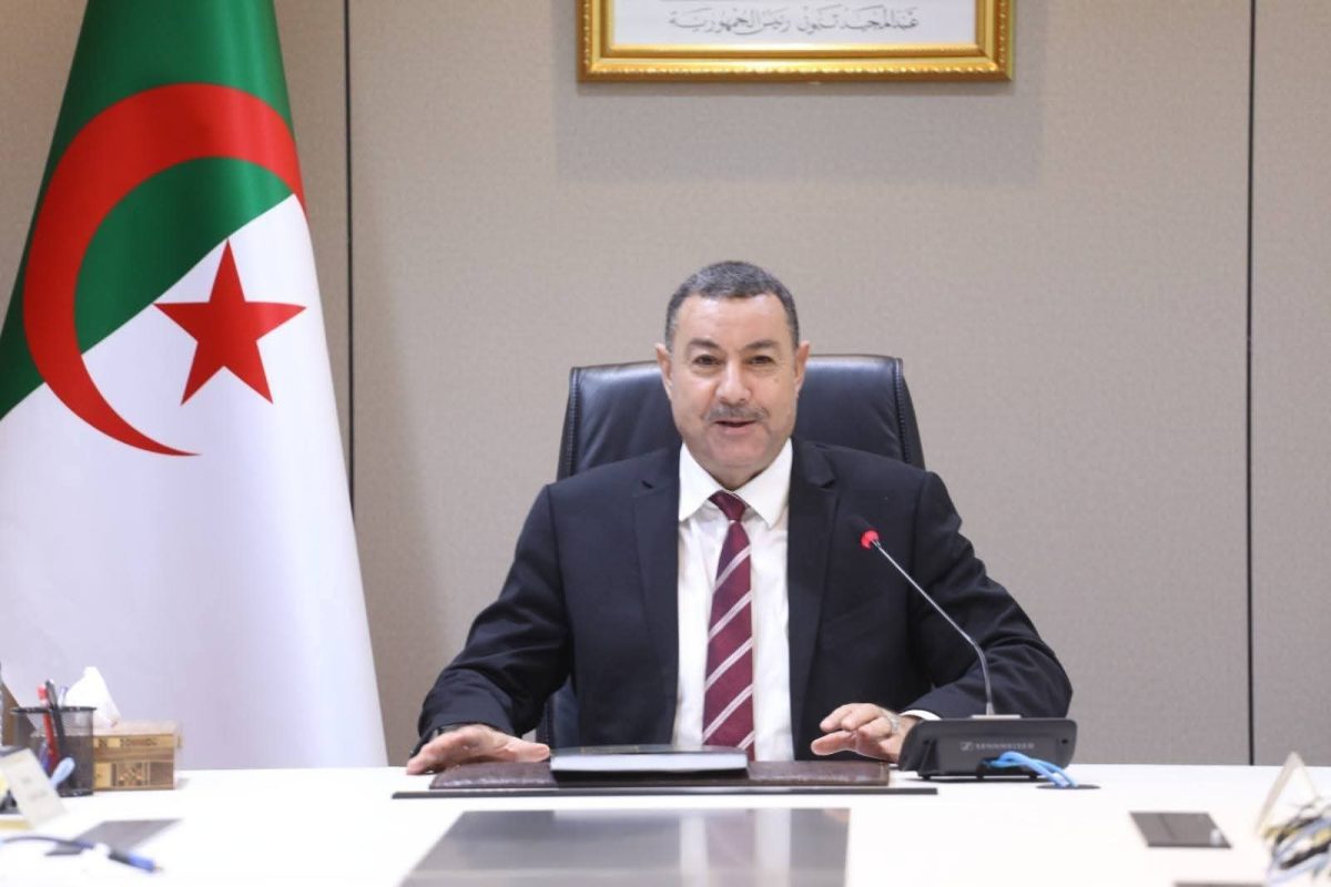 وزير الداخلية السعيد سعيود خلال اجتماع متابعة قطاع النقل