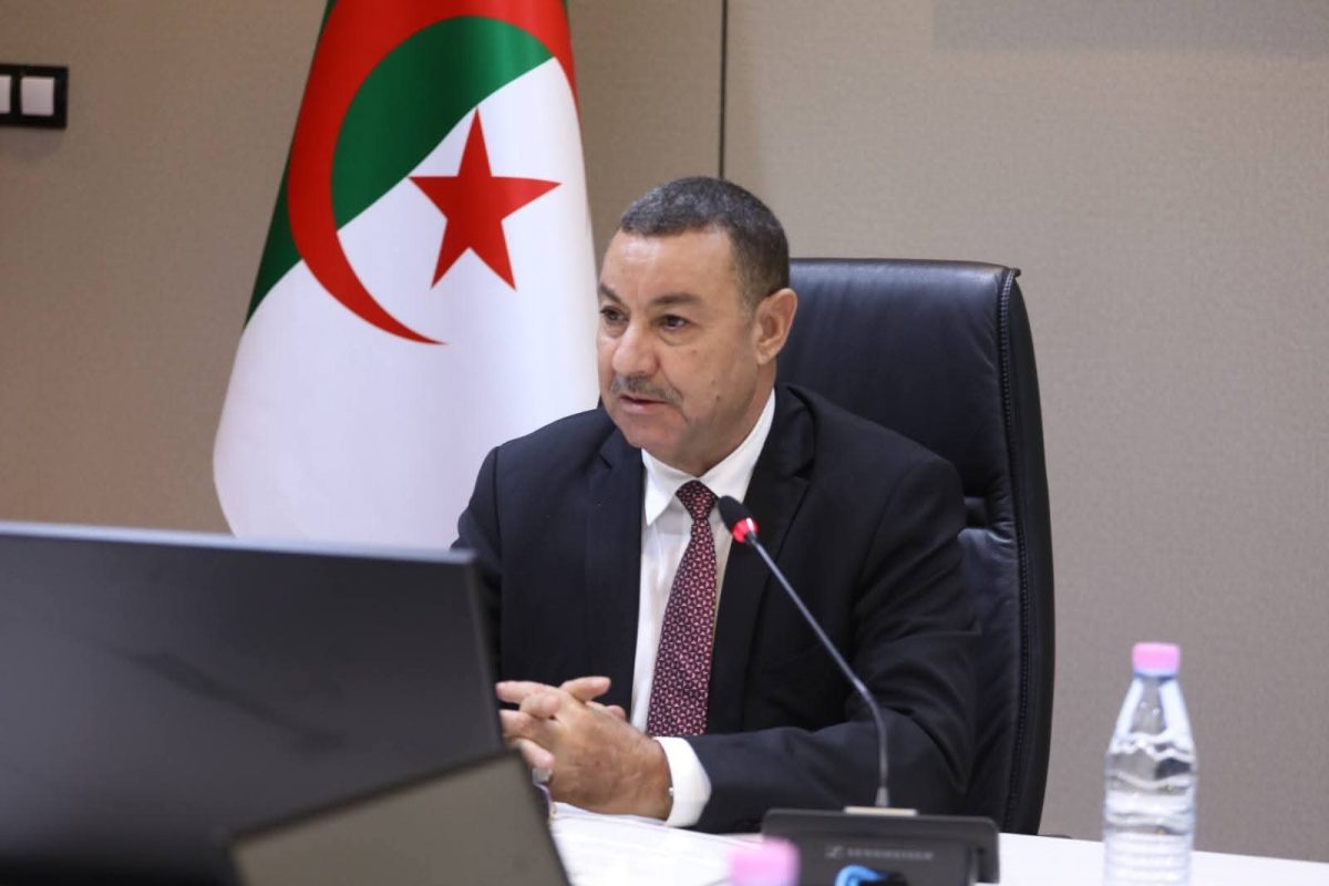 وزير النقل السعيد سعيود خلال اجتماع مخصص لدراسة تخصيص ميناء لتصدير الإسمنت